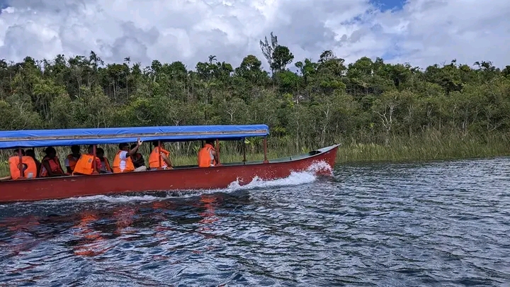 Traversée en pirogue à moteur sur le lac Sahabe