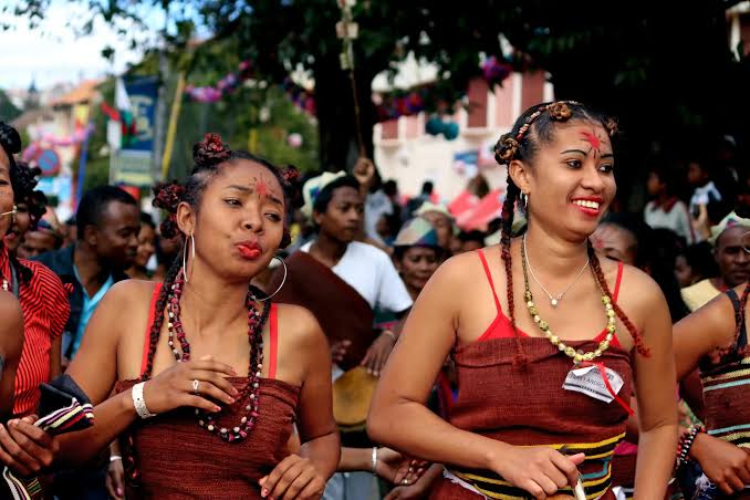 Fête traditionnelle malgache en costumes