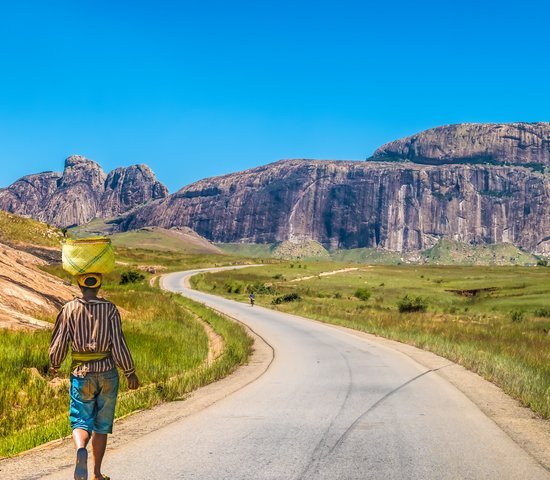 Route sinueuse vers le massif de l'Andringitra