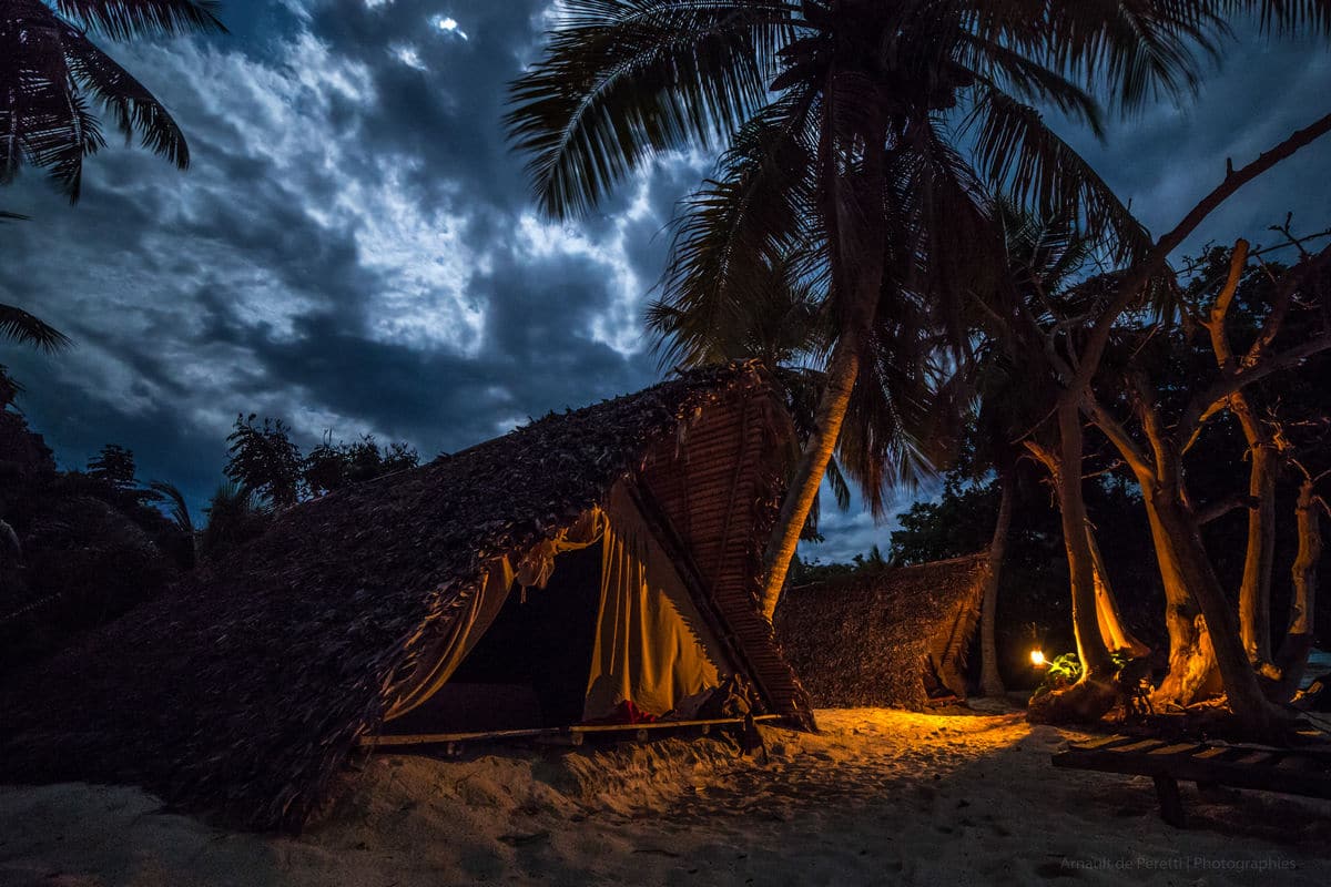 Bungalows en bord de plage à la tombée de la nuit
