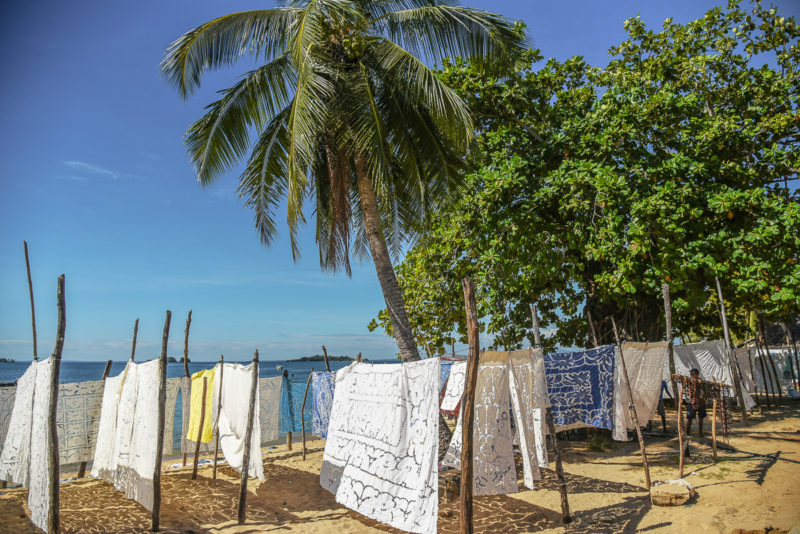Nappes brodées vendues par les artisans de Nosy Komba