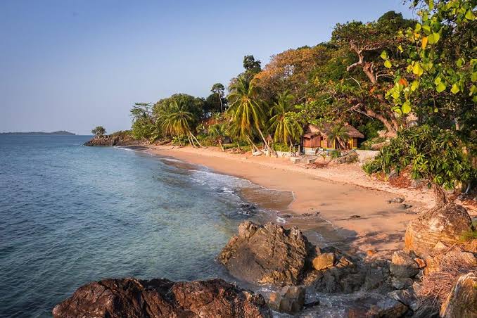 Plage et végétation luxuriante de Nosy Komba