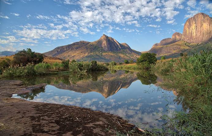 Massif de l'Andringitra se reflétant dans un lac d'altitude