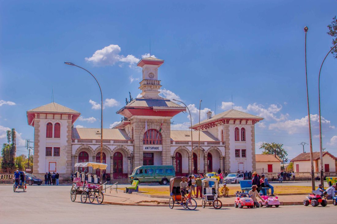 Architecture coloniale et pousse-pousse d'Antsirabe